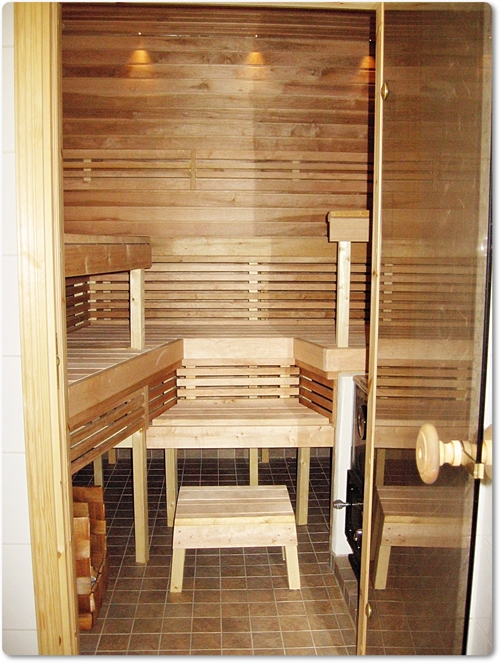 Uusi sauna on l&auml;mmin.